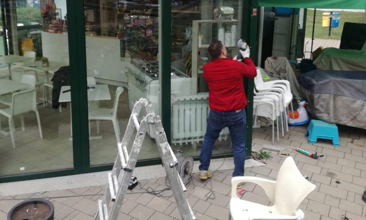 Ladri nel chiosco, danni e fuga col bottino FOTO