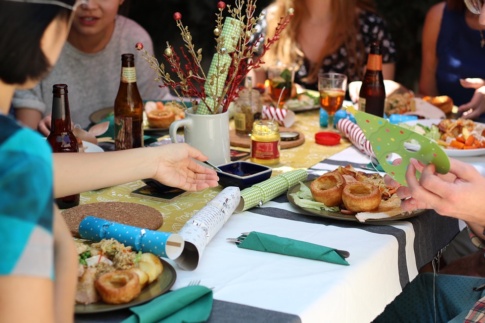 Dopo il pranzo a sbafo di Pasquetta, i commensali si pentono e pagano il conto