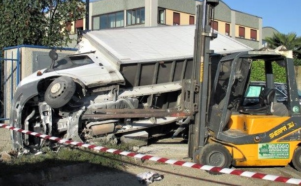 Garbagnate, scontro furgone-auto nella zona industriale: due feriti gravi