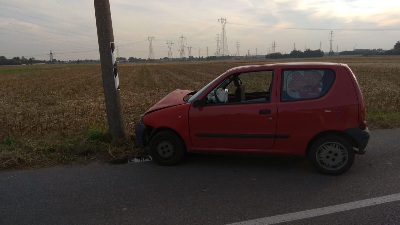 Auto contro lampione, paura per una donna