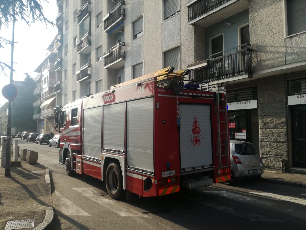 Furgone in fiamme, arrivano i pompieri
