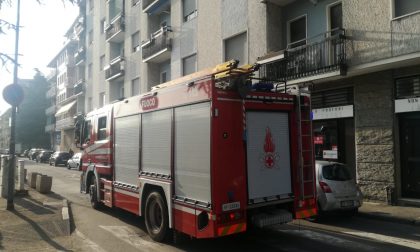 Furgone in fiamme, arrivano i pompieri