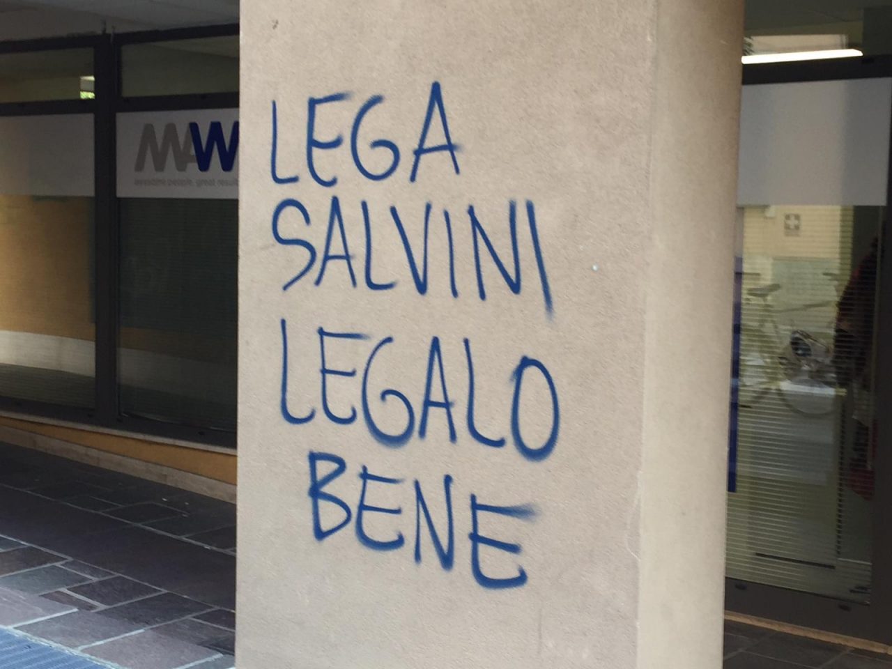 Scritte sui muri a Saronno, le telecamere incastrano i responsabili