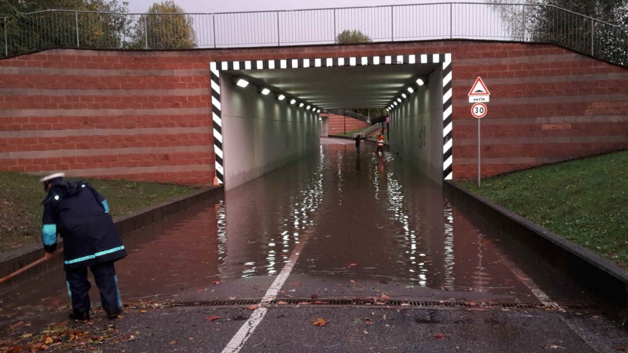 Sottopasso allagato ad Arese: chiusa via Ferrari