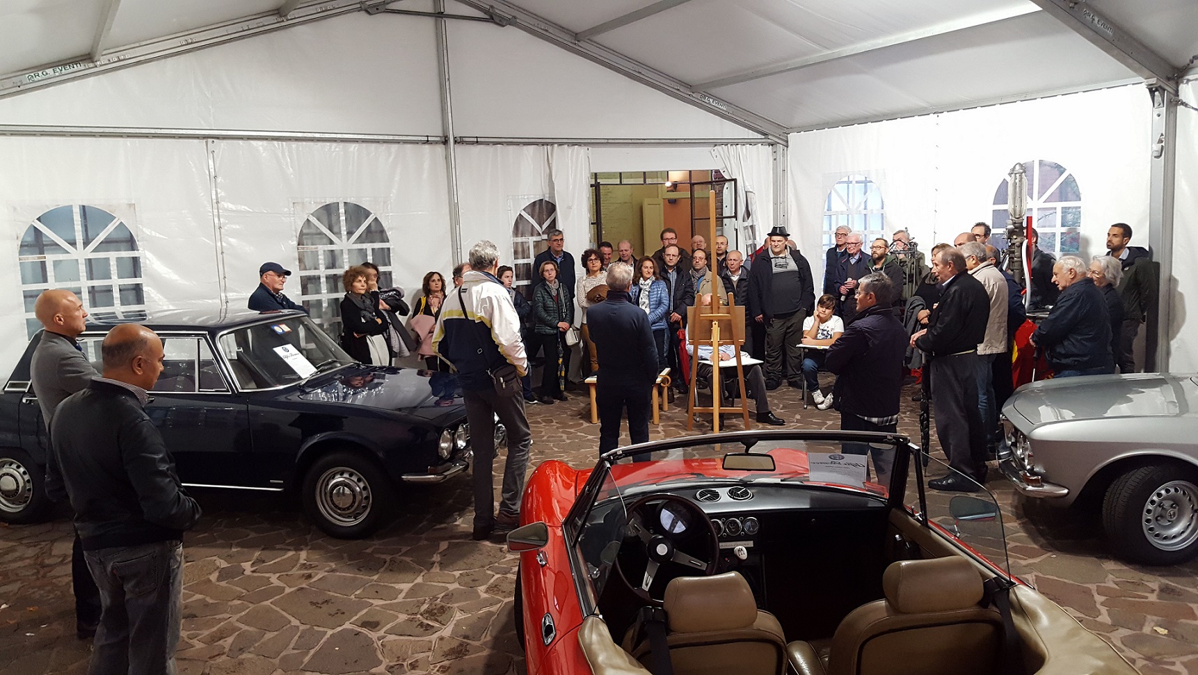 un flash di una visita guidata al padiglione delle auto esposte