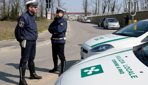 “Ciao amico! Abbracciami” e poi li derubavano: arrestati