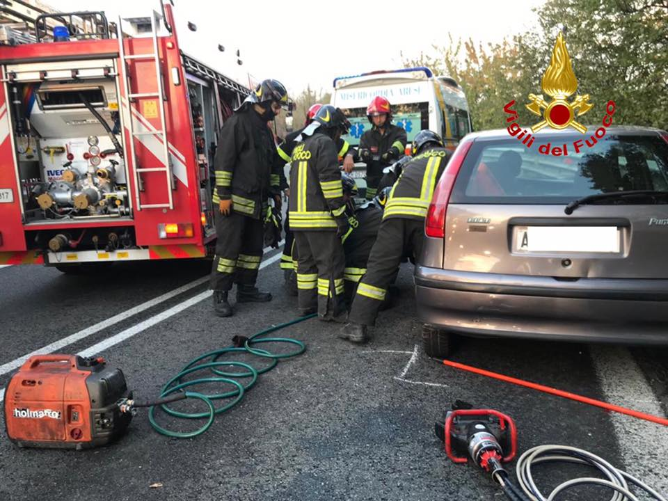 Incidente allo svincolo di Lainate, due persone incastrate