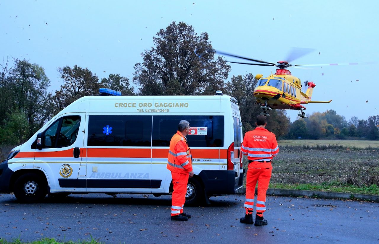 Gaggiano, mano nella pressa: operaia perde quattro dita
