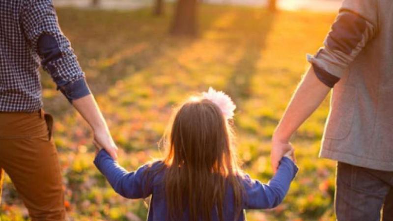Bimba con due papà, i Sentinelli di Milano: “Riconoscere subito lo stato di famiglia”