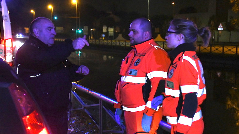 Scivola nel Naviglio e rischia di annegare: salvata dai carabinieri VIDEO e FOTO