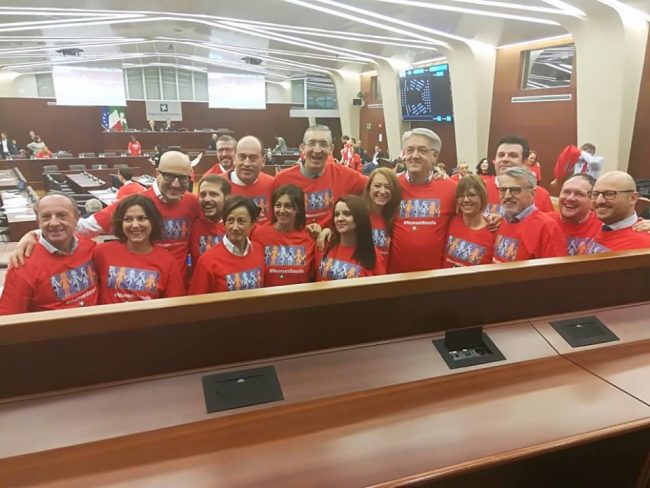 Violenza sulle donne, il Pirellone si colora di arancione