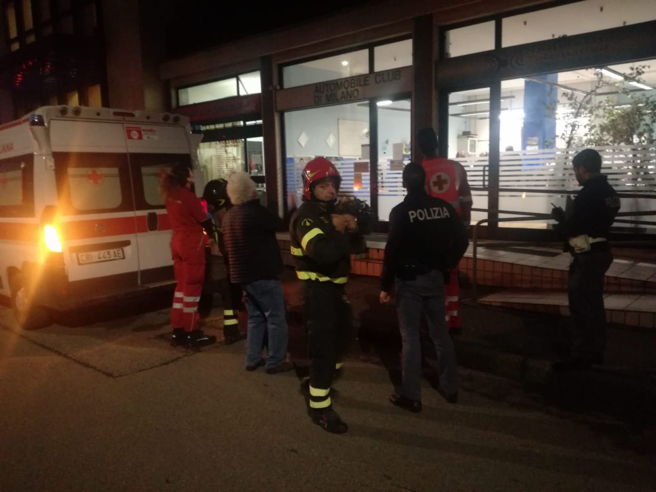 Si toglie l’apparecchio acustico: arrivano pompieri e ambulanza
