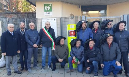 Nuovo defibrillatore a Nerviano grazie ai bersaglieri VIDEO