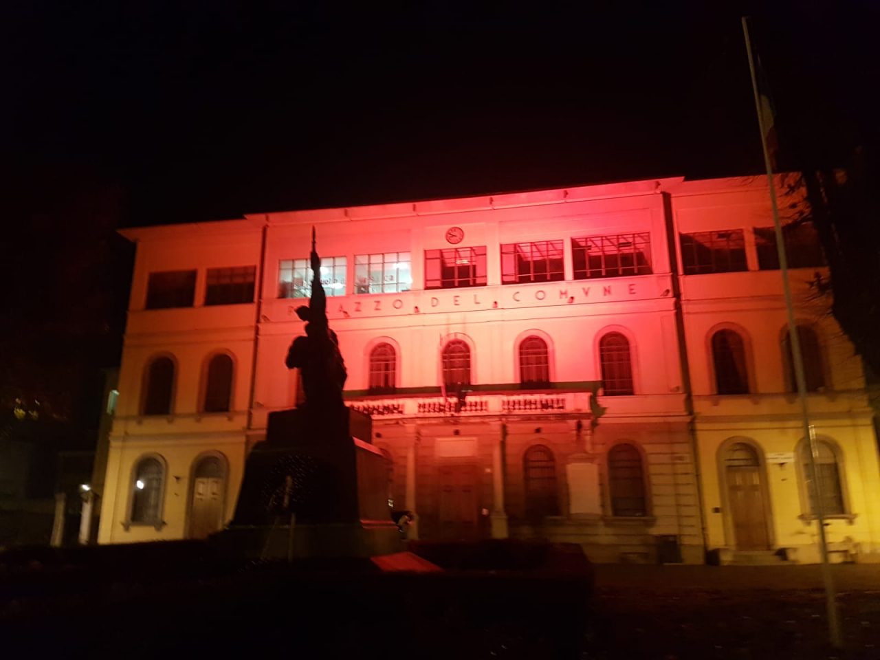 Municipio in rosso contro la violenza sulle donne