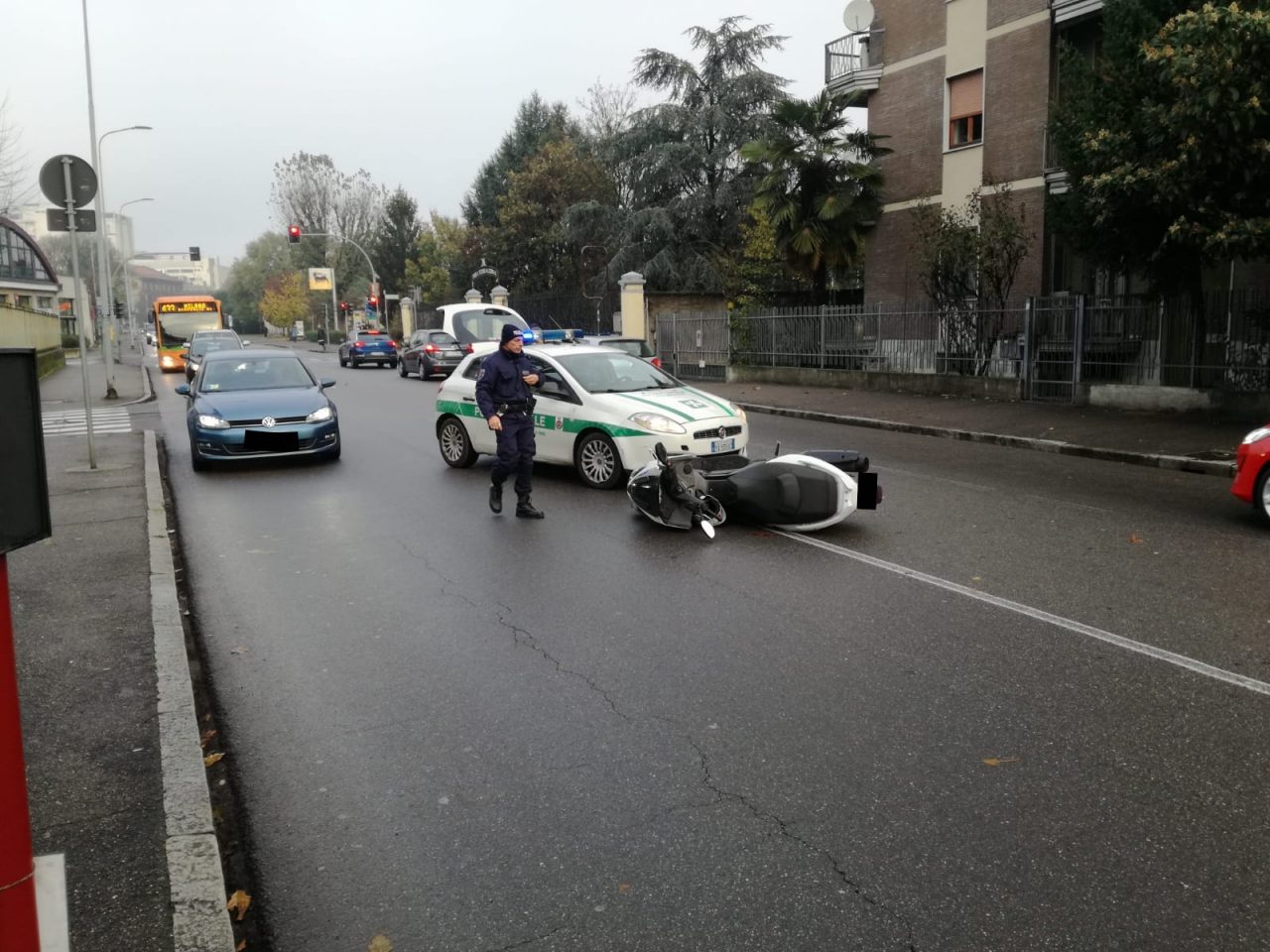 Incidente in corso Europa: centauro cade dalla moto FOTO