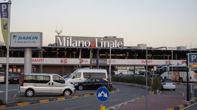 Incidente a Linate, furgone urta un’ala: aeroporto chiuso