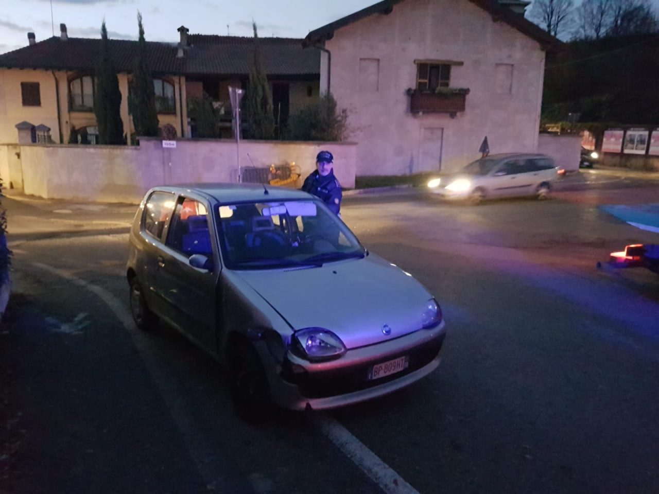 Non si fermano all’alt: folle inseguimento a Tradate