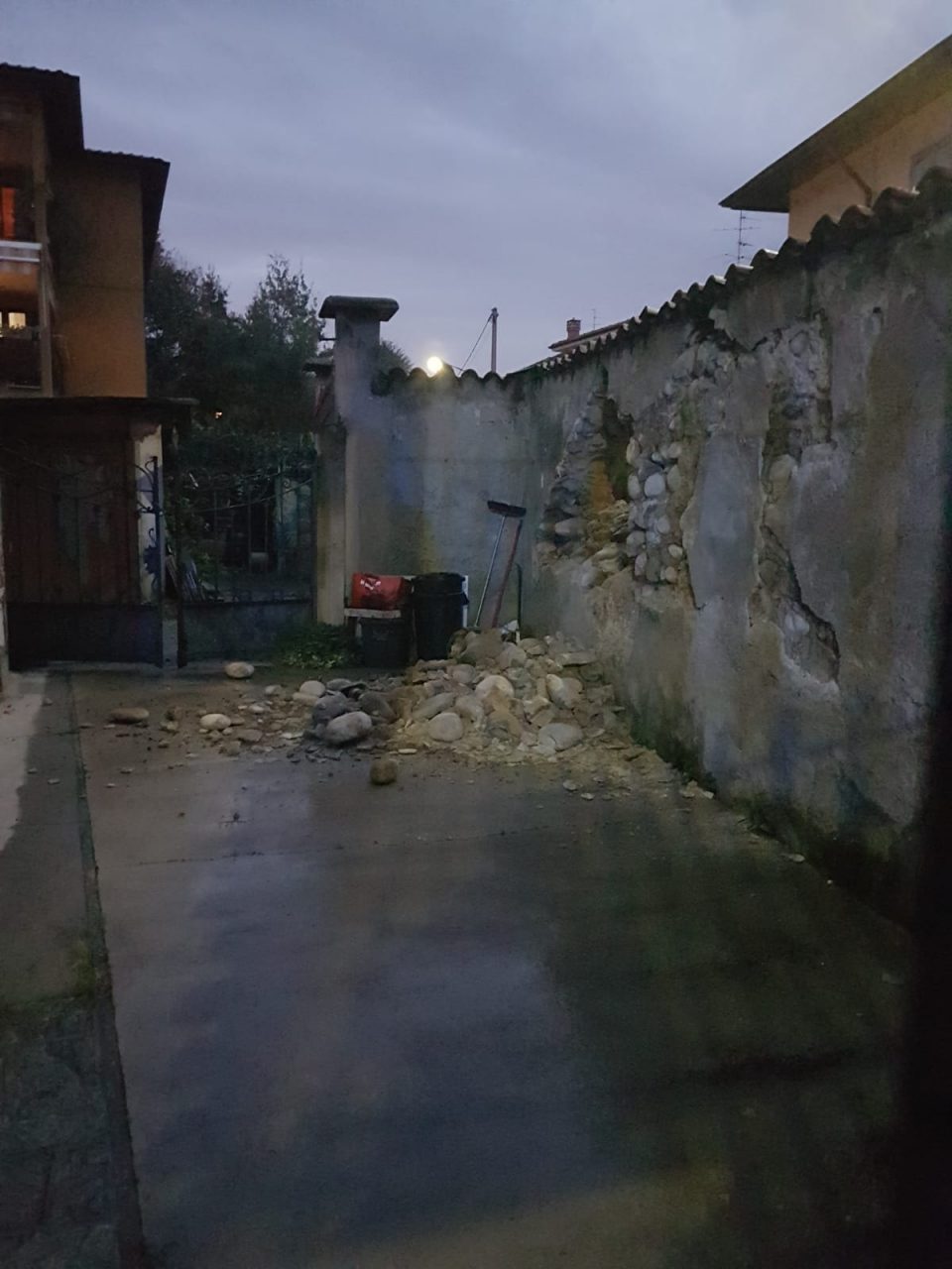 Crolla un muro di cinta a Castano Primo FOTO