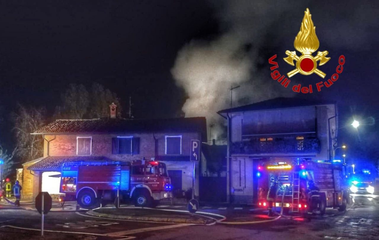 Gaggiano, vasto incendio in una cascina di Vigano