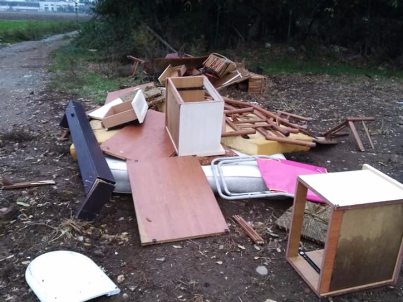 Rifiuti abbandonati: comodini e materassi in un campo di Legnano FOTO