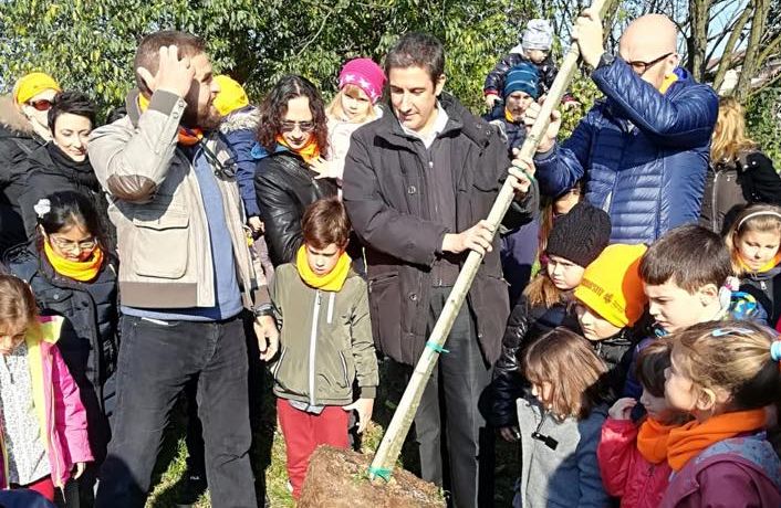 Bosco urbano, i bimbi piantano nuovi alberi