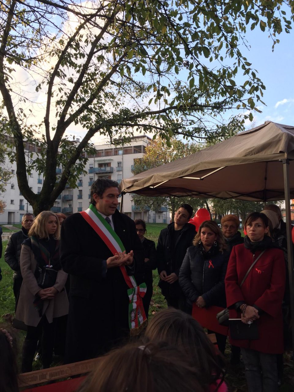 Panchina rossa “firmata” da Alda Merini