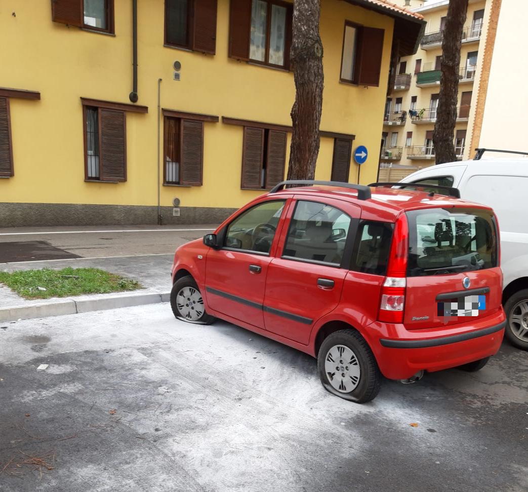 Cerro: paura in via Immacolata per un’auto in fiamme