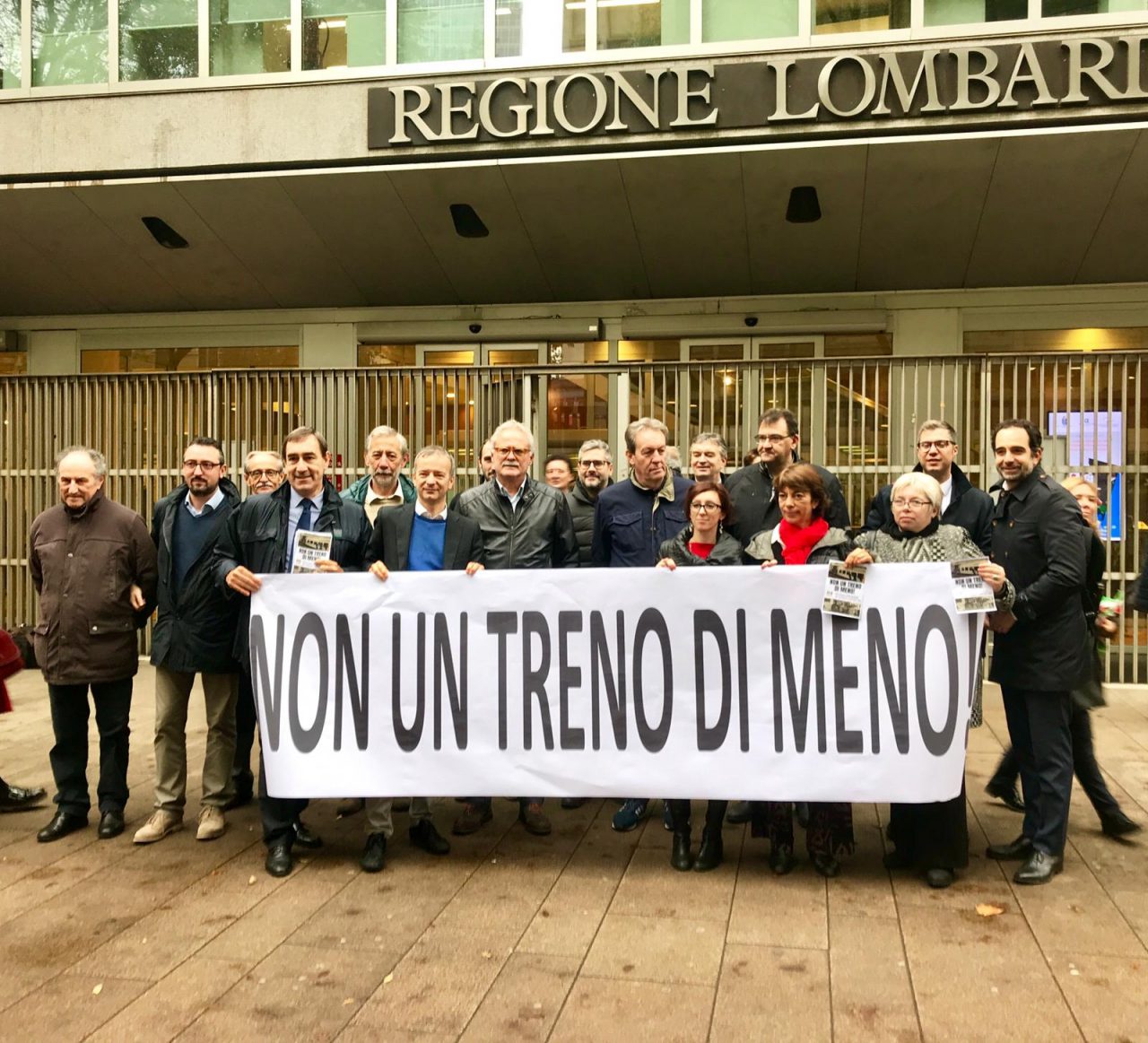 Treni, protesta del Pd davanti al Pirellone FOTO