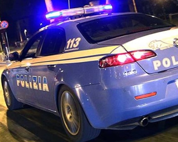 Rubano divani di marca: scoperti i depositi dei ladri