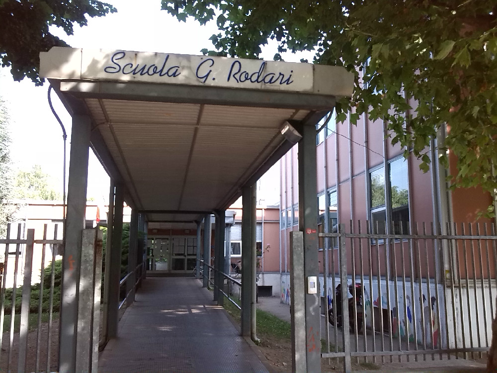 Scuola Rodari, pannelli che cadono e classi trasferite in biblioteca