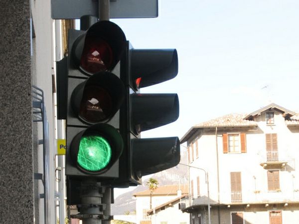 Semaforo riacceso dal 20 gennaio a Robecco, avviso dei vigili: “Previste code”