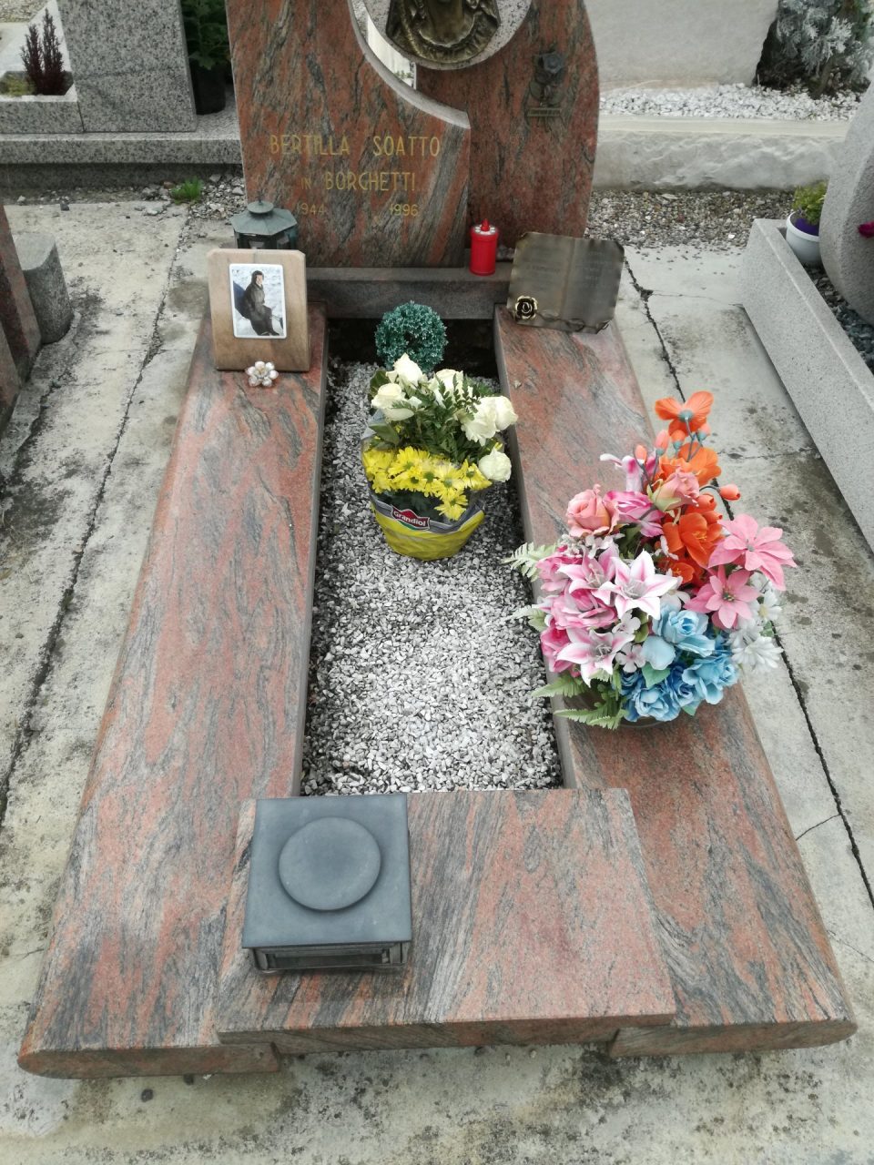 Lainate: Tombe sprofondate al cimitero, “paghino i cittadini”