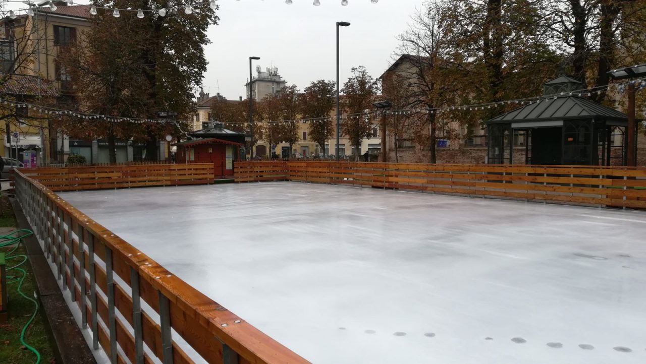 Una pista di pattinaggio sul ghiaccio a Bareggio