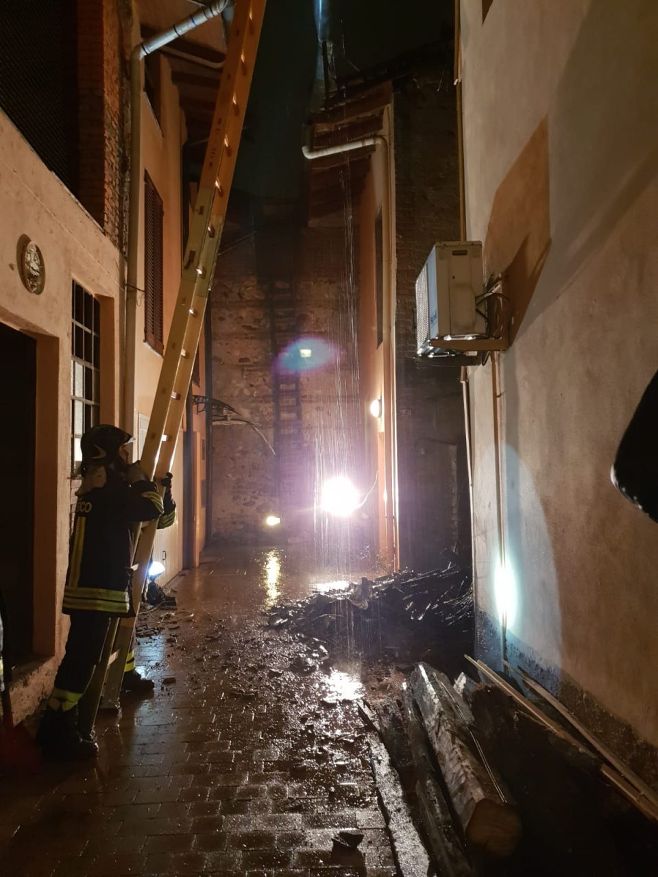Crolla un porticato a Legnano