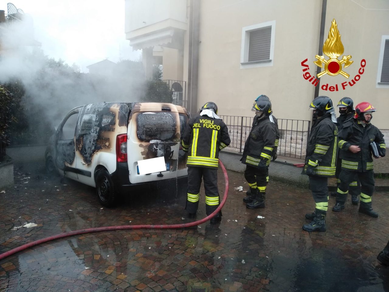 Furgone prende fuoco in via Palestro FOTO