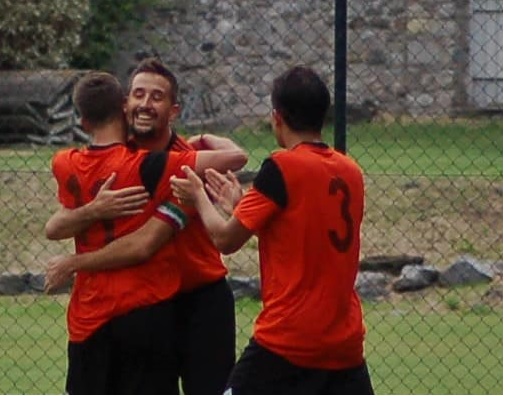 Davide Caruso tiene in alto la Rhodense