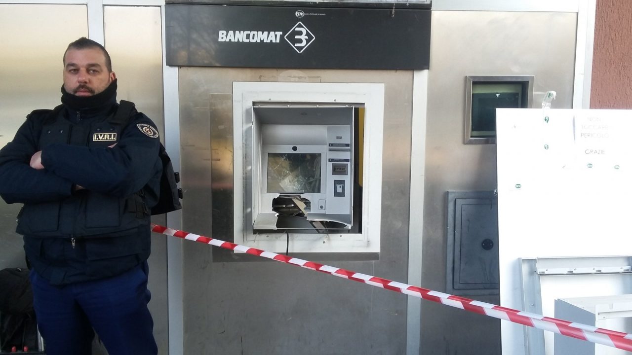 Provano a derubare bancomat