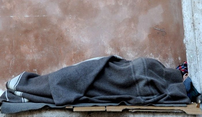 Rubati due anelli a un clochard mentre dormiva