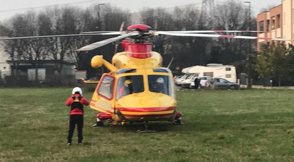 Cade da un ponteggio: è gravissimo