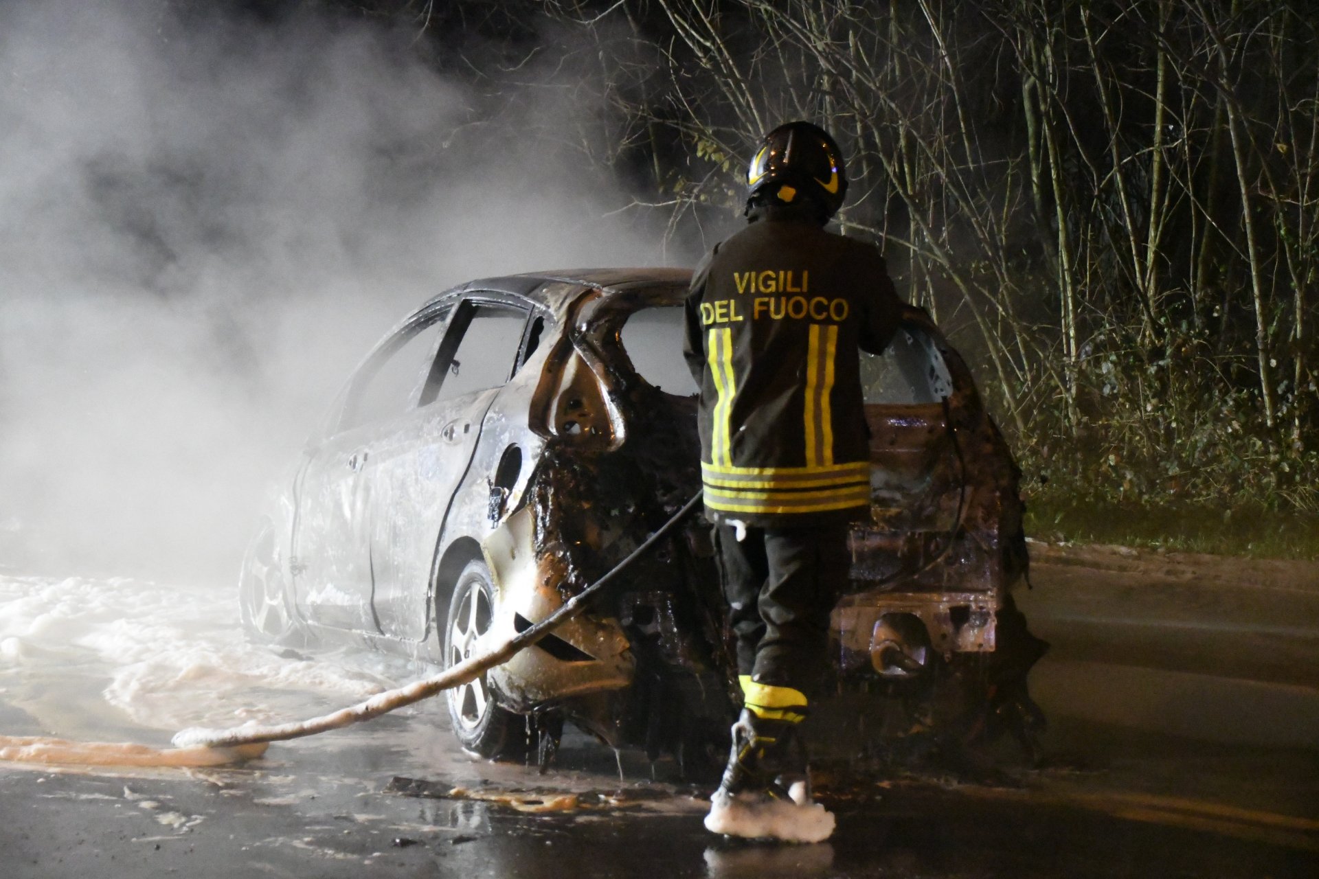 Settimo Milanese, auto in fiamme in via Di Vittorio