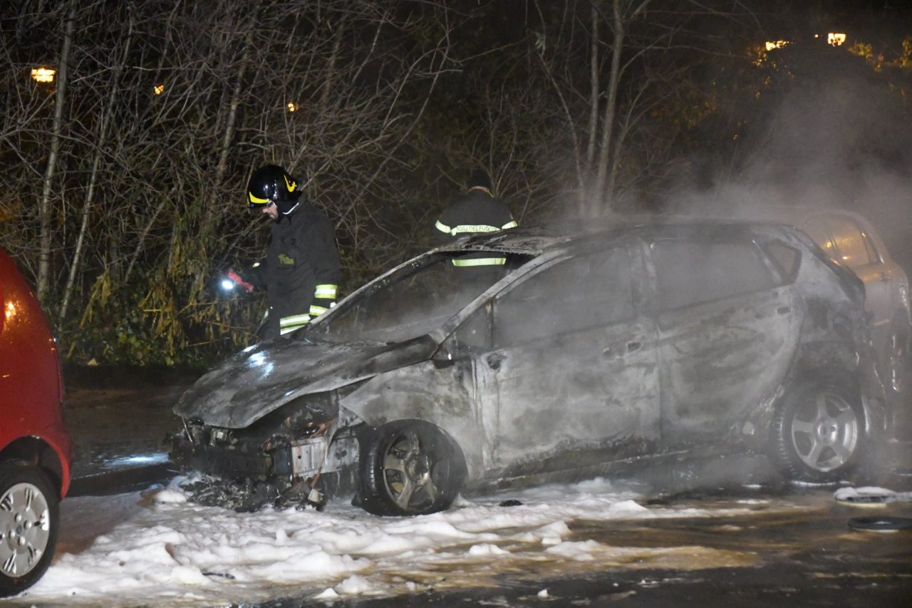 Settimo Milanese, auto in fiamme in via Di Vittorio