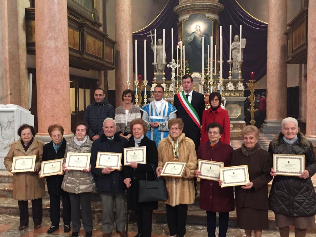 A Gorla Maggiore sindaco e parroco premiano i 90enni