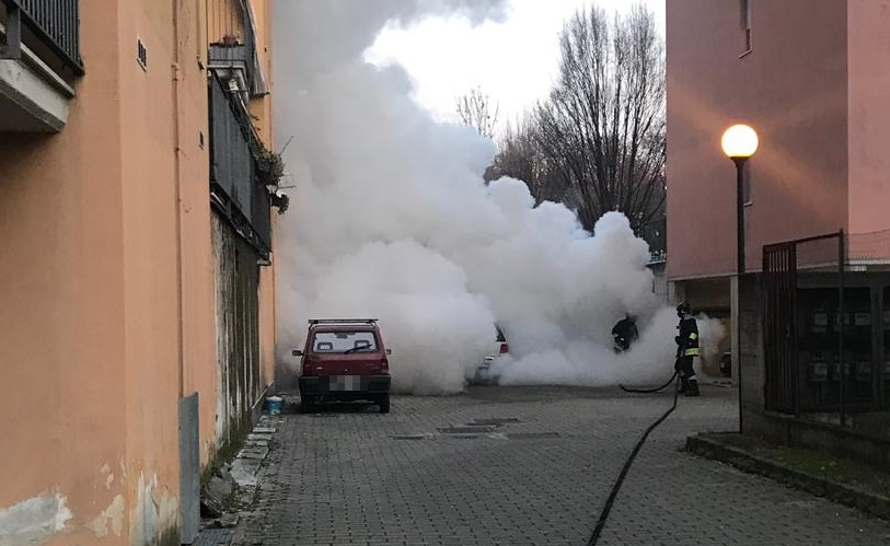 Auto in fiamme a Legnano, paura in un cortile FOTO