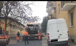 Asfaltano le strade di Rho senza chiuderle al traffico VIDEO