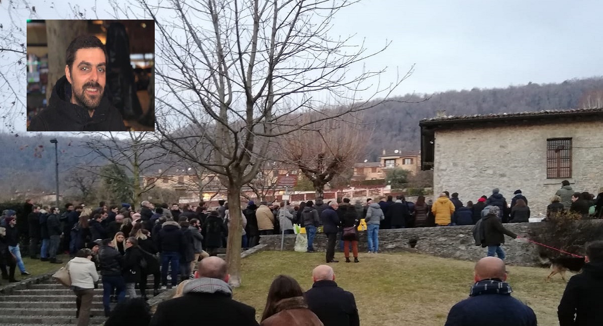 Ad Albavilla un migliaio di persone per l’addio a Mattia Mingarelli. Il papà: “Eri intraprendente e altruista”