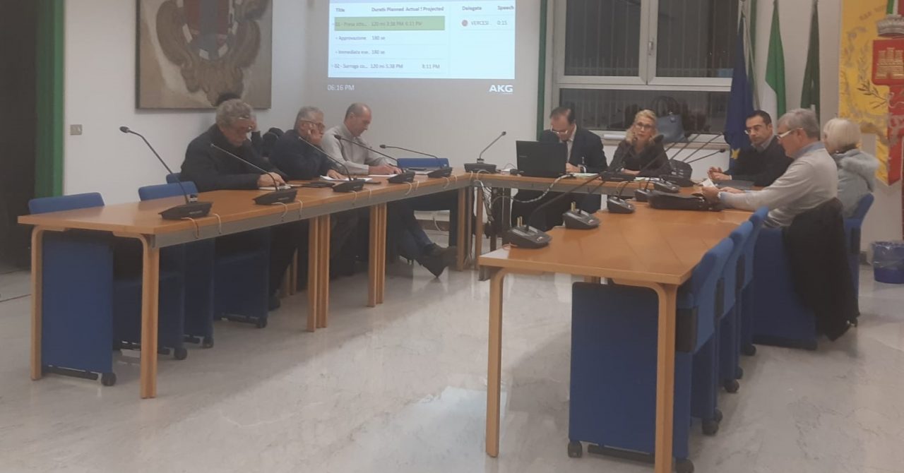 L’opposizione diserta il Consiglio: “Per solidarietà a Pera”