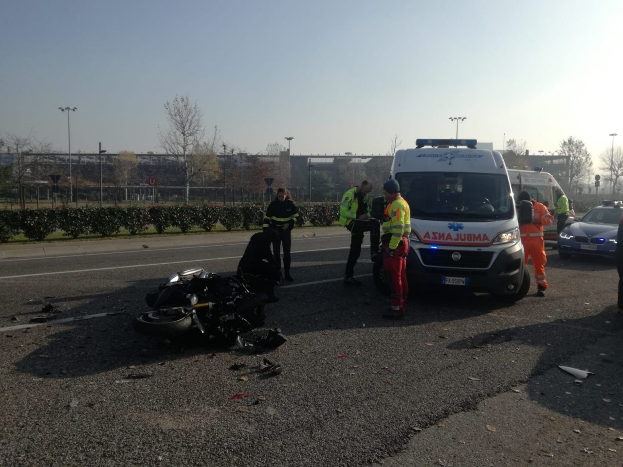 Grave incidente tra auto e moto a Rho FOTO e VIDEO