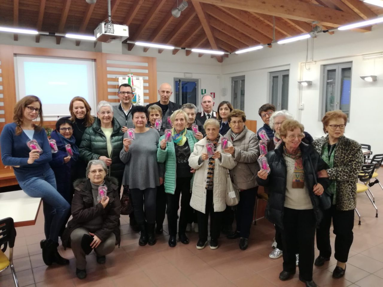 Bareggio, il sindaco regala alle donne lo spray al peperoncino  VIDEO