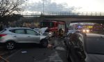 Auto investe quattro persone alla fermata dell’autobus VIDEO e FOTO