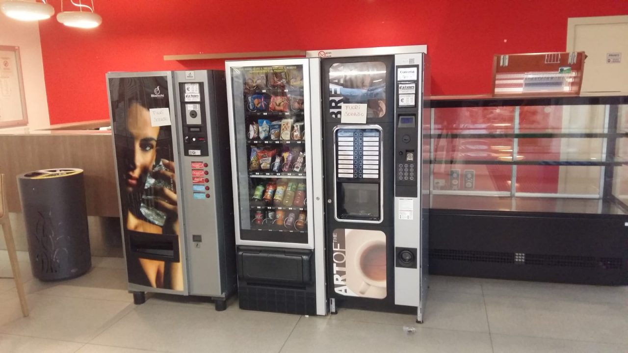 Centro civico di Arese: snack e bevande bisogna portarsele da casa